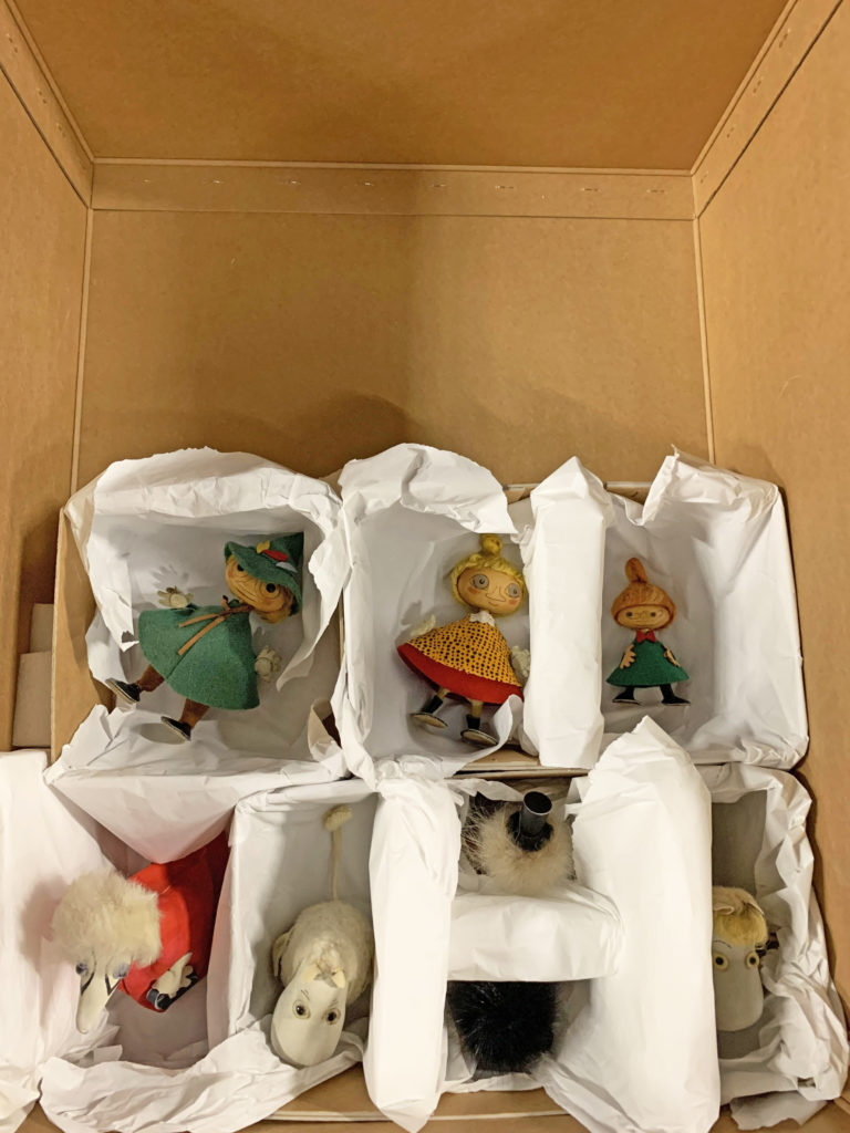 1950-luvun muumi figuureita pakattuna pahvilaatikkoon.