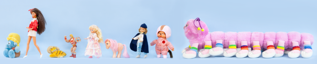 Jonossa 1980-luvulta tuttuja leluja, kuten Barbie, He-man ja tuhatjalkaispehmo.