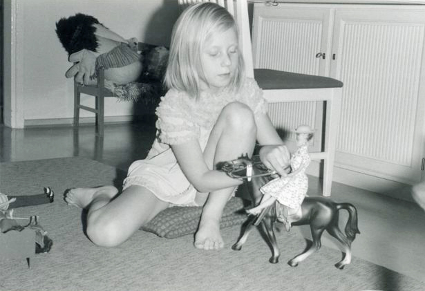 Valokuvassa tyttö leikki ratsastavalla Barbie-nukella.