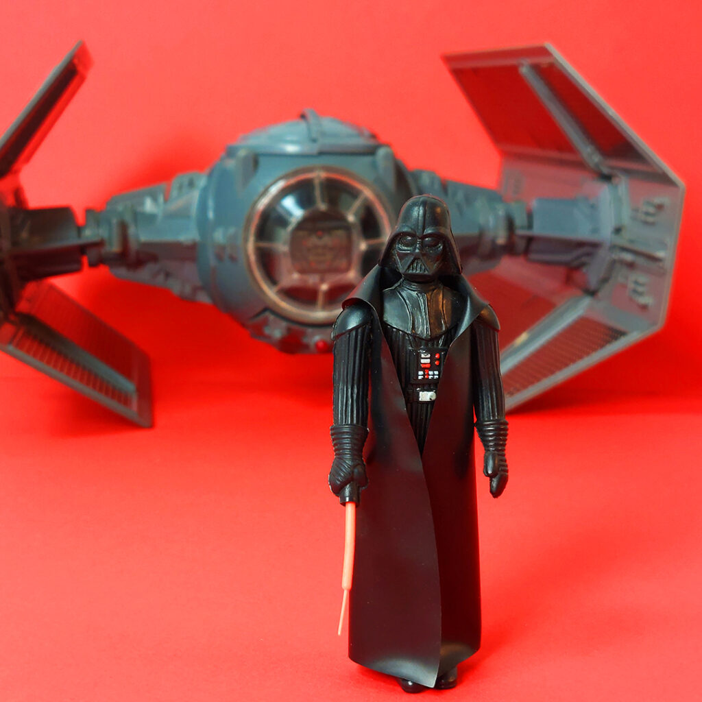 Dath Vader -figuuri aluksensa edessä.